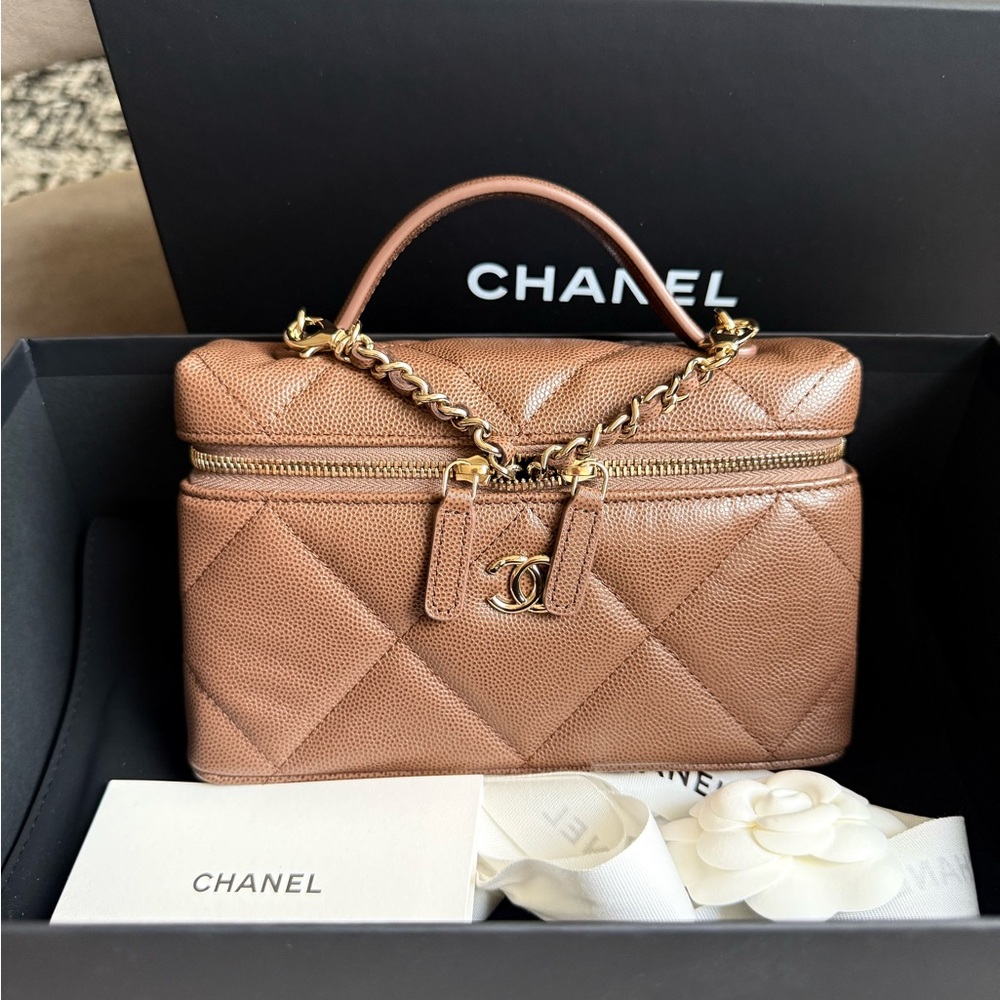 !SOLD! 
CHANEL Brown Quilted Vanity Bag with Gold Chain Strap - Picture 3 of 11